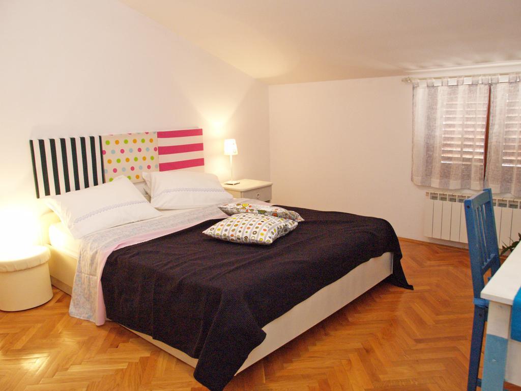 Family Friendly Apartments Pula Cameră foto