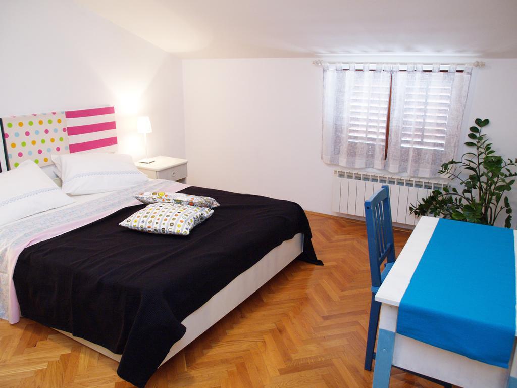 Family Friendly Apartments Pula Cameră foto