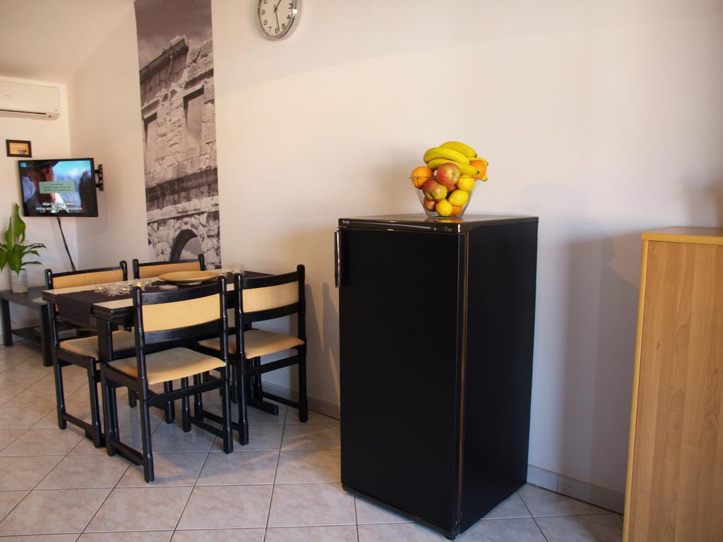 Family Friendly Apartments Pula Cameră foto