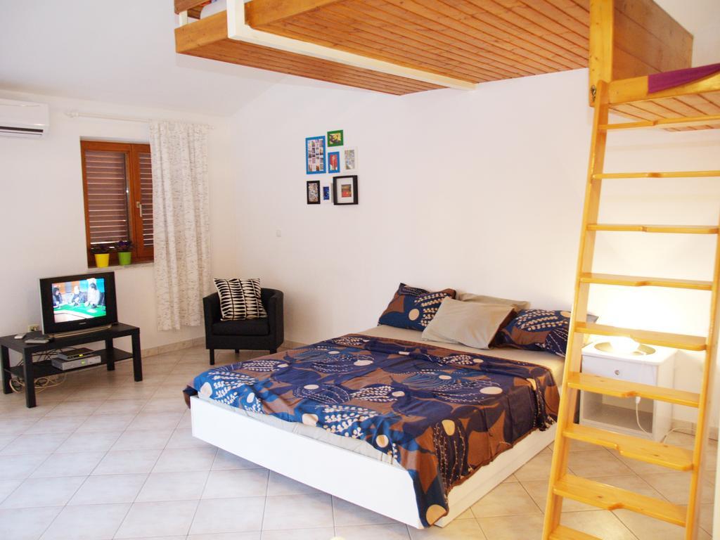 Family Friendly Apartments Pula Cameră foto
